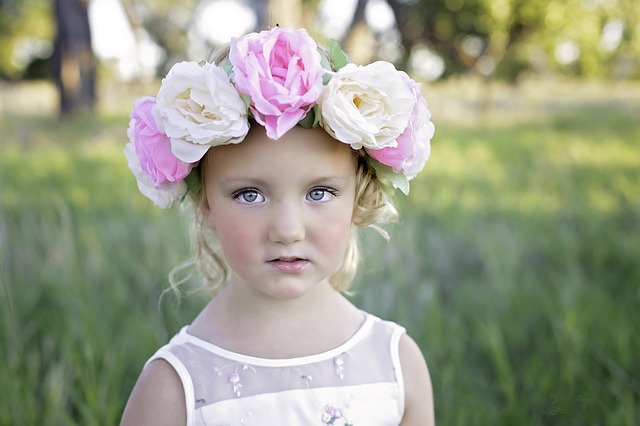 holčička s květinovou čelenkou