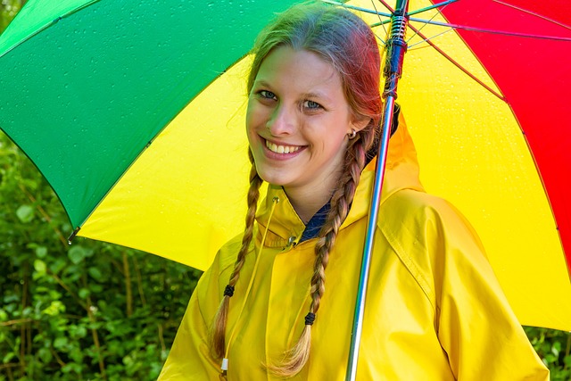 dívka pod deštníkem