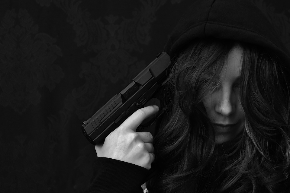Žena v depresi s pistolí u hlavy
